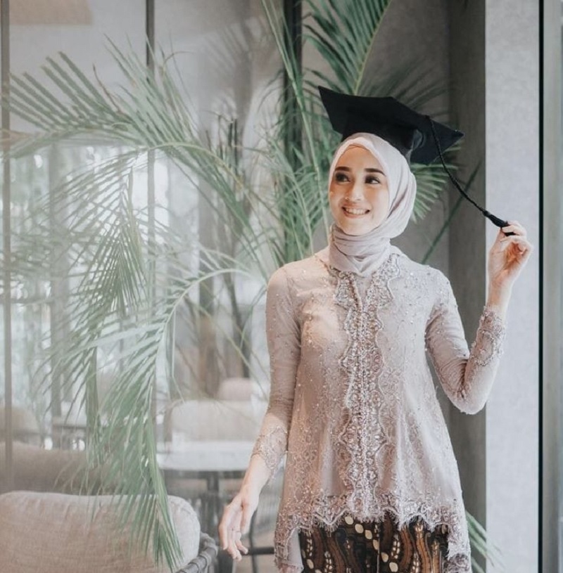 model hijab untuk wisuda